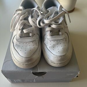 Nike White Air Force 1 Sneakers Classic Design